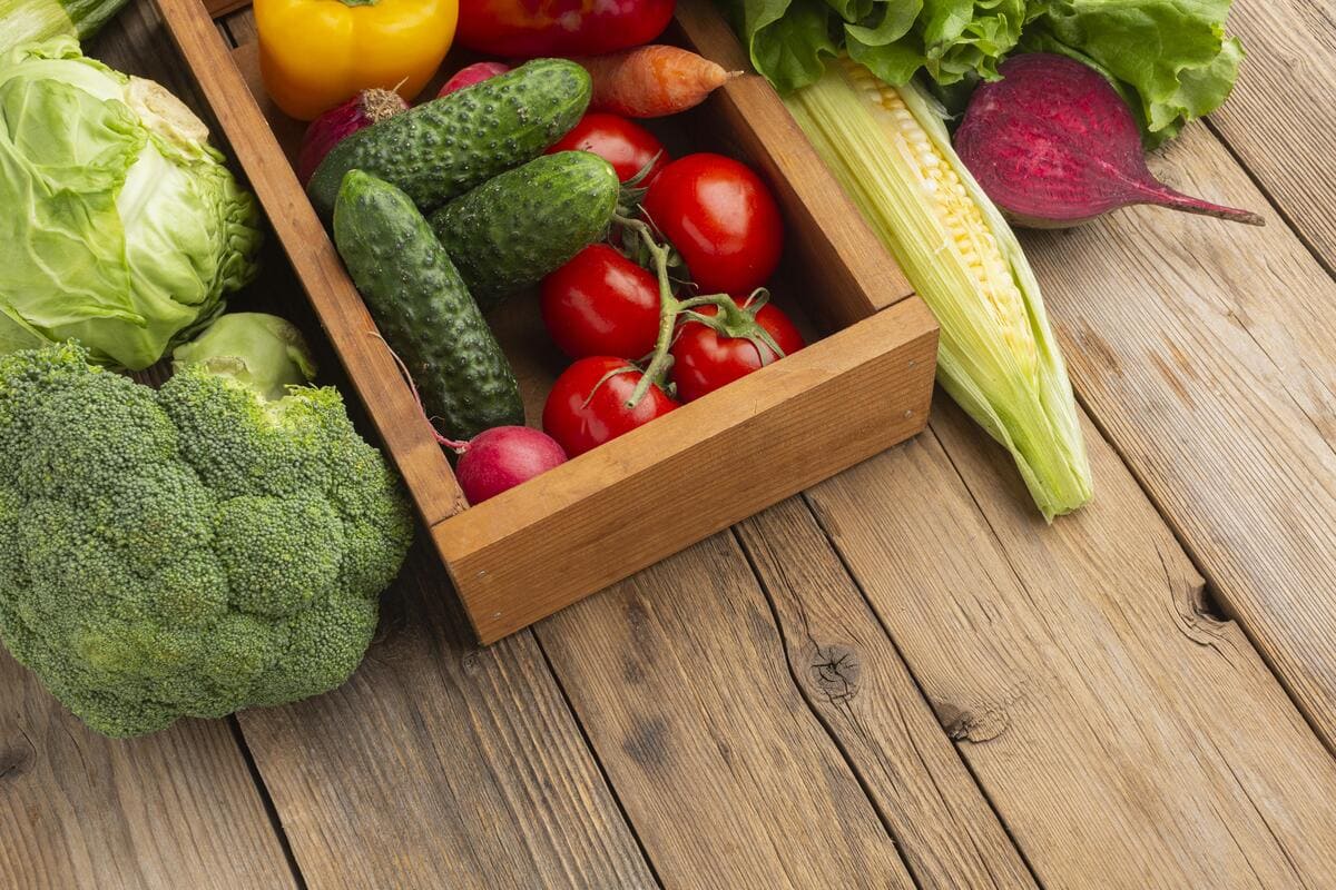 fondo rosa con verduras.