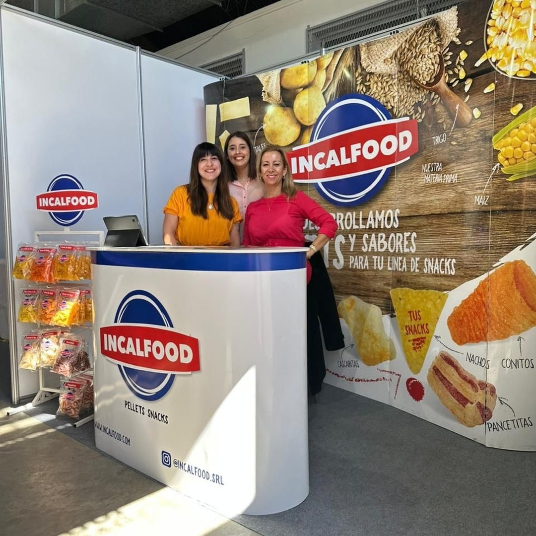 foto de gente en un stand de feria